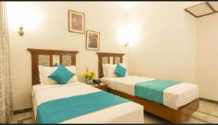 Hotel R Deluxe "Couple Friendly Vaccinated Staff" New Delhi Bagian luar foto
