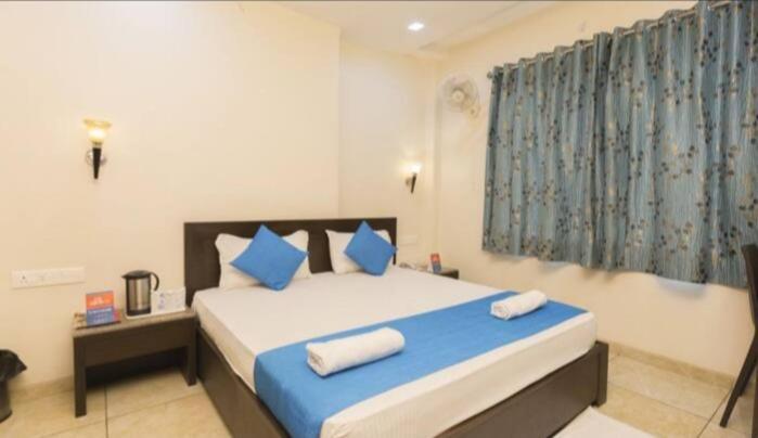 Hotel R Deluxe "Couple Friendly Vaccinated Staff" New Delhi Bagian luar foto