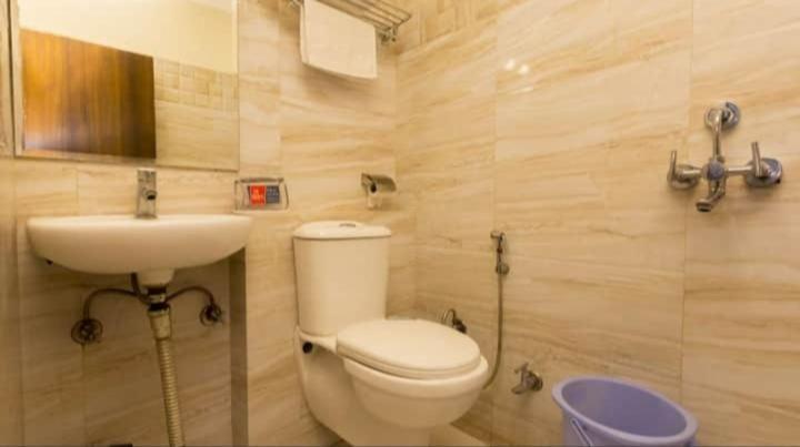 Hotel R Deluxe "Couple Friendly Vaccinated Staff" New Delhi Bagian luar foto