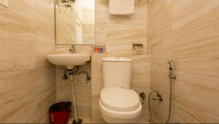 Hotel R Deluxe "Couple Friendly Vaccinated Staff" New Delhi Bagian luar foto