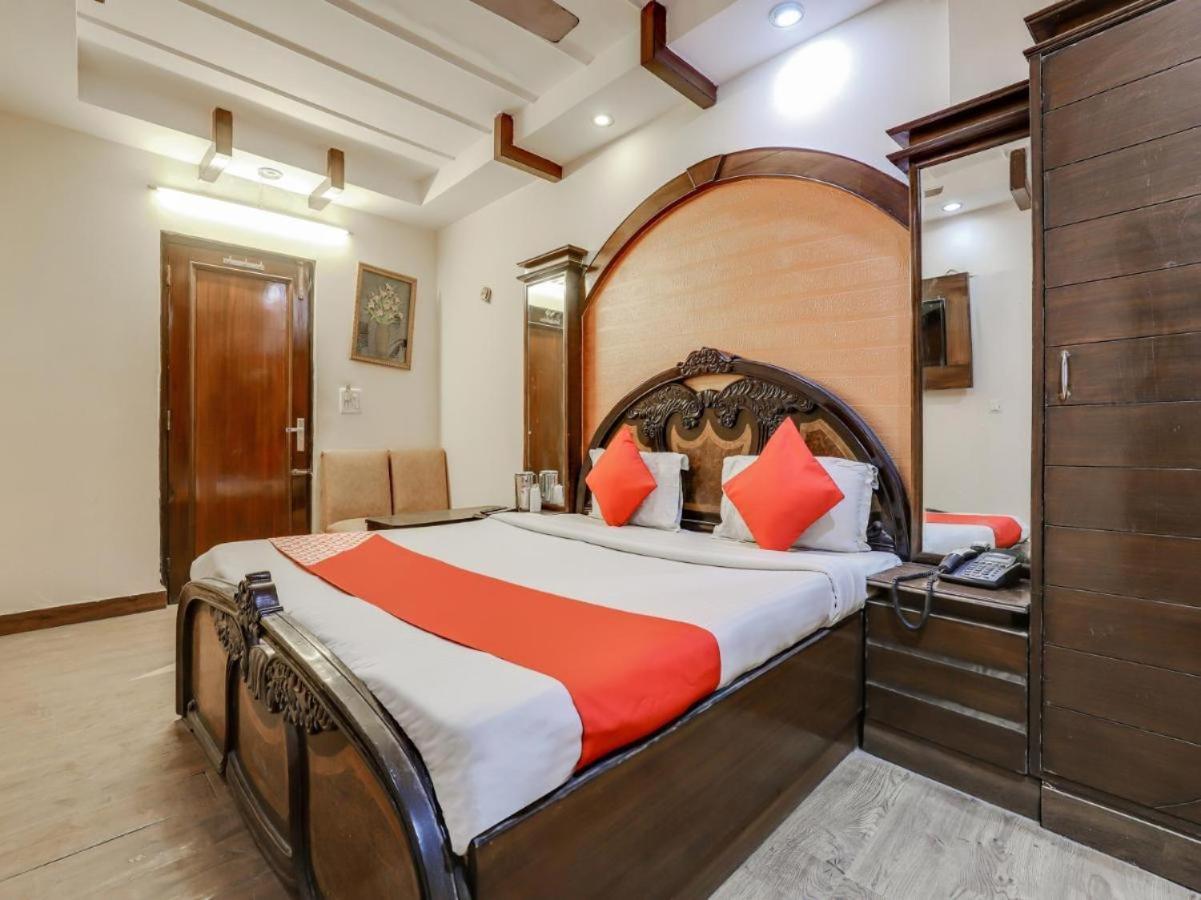 Hotel R Deluxe "Couple Friendly Vaccinated Staff" New Delhi Bagian luar foto