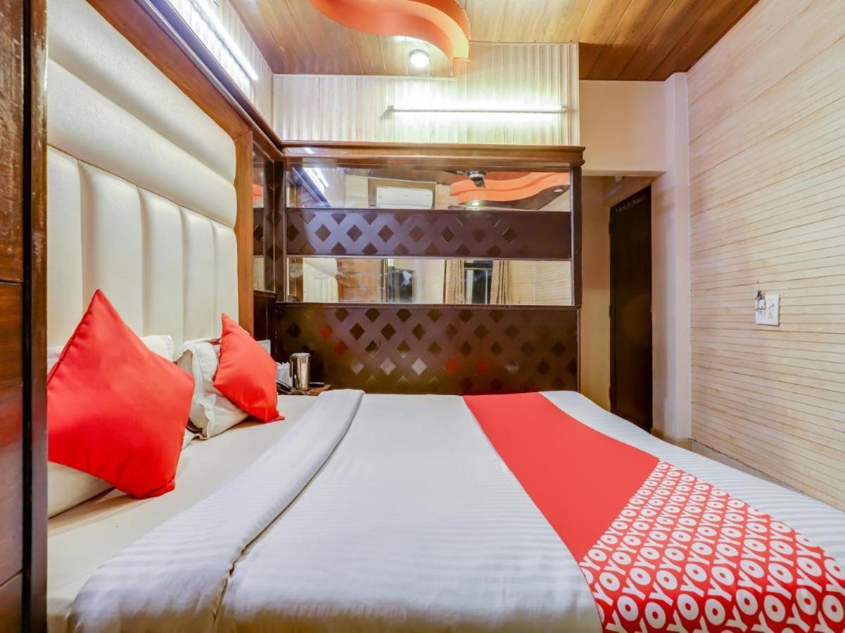 Hotel R Deluxe "Couple Friendly Vaccinated Staff" New Delhi Bagian luar foto