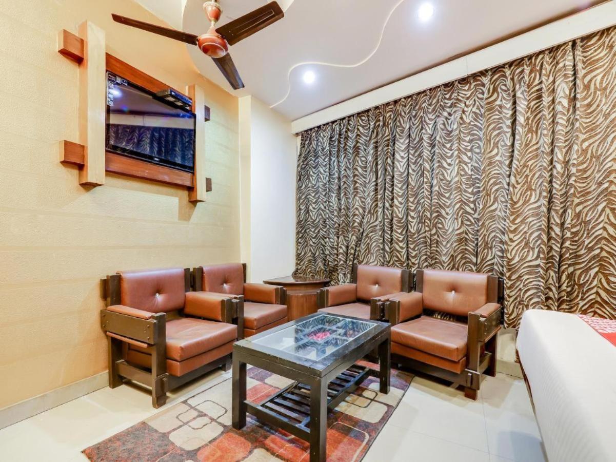 Hotel R Deluxe "Couple Friendly Vaccinated Staff" New Delhi Bagian luar foto