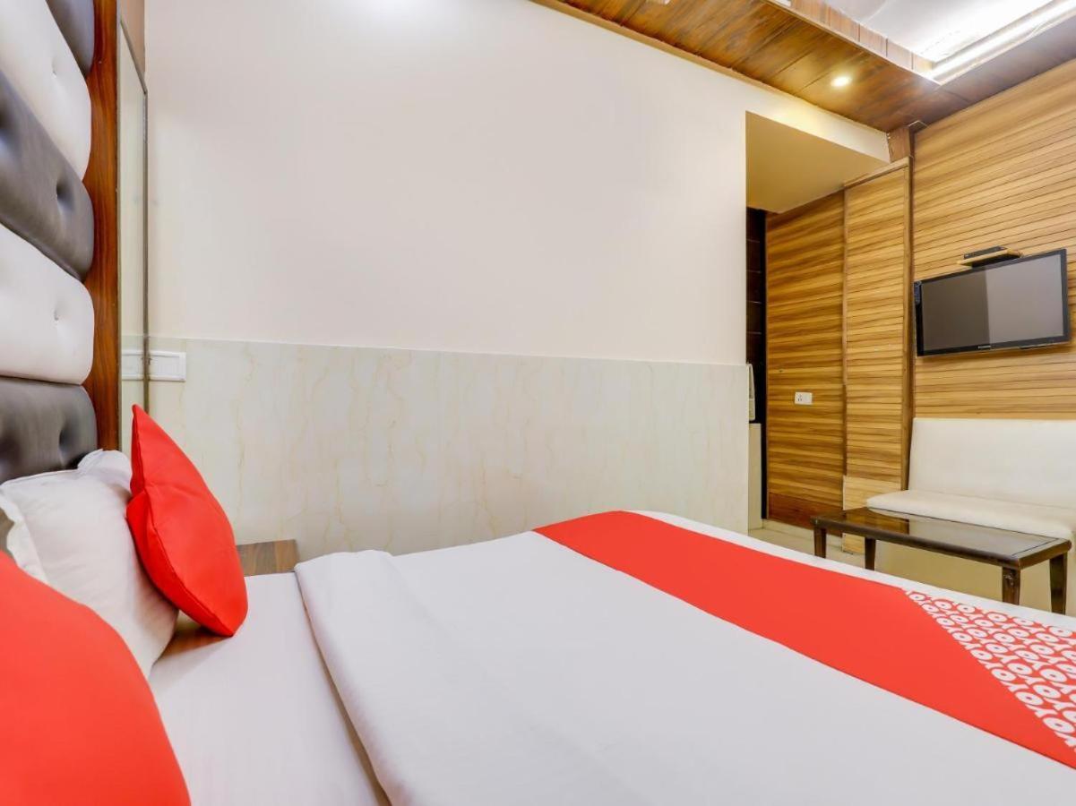 Hotel R Deluxe "Couple Friendly Vaccinated Staff" New Delhi Bagian luar foto