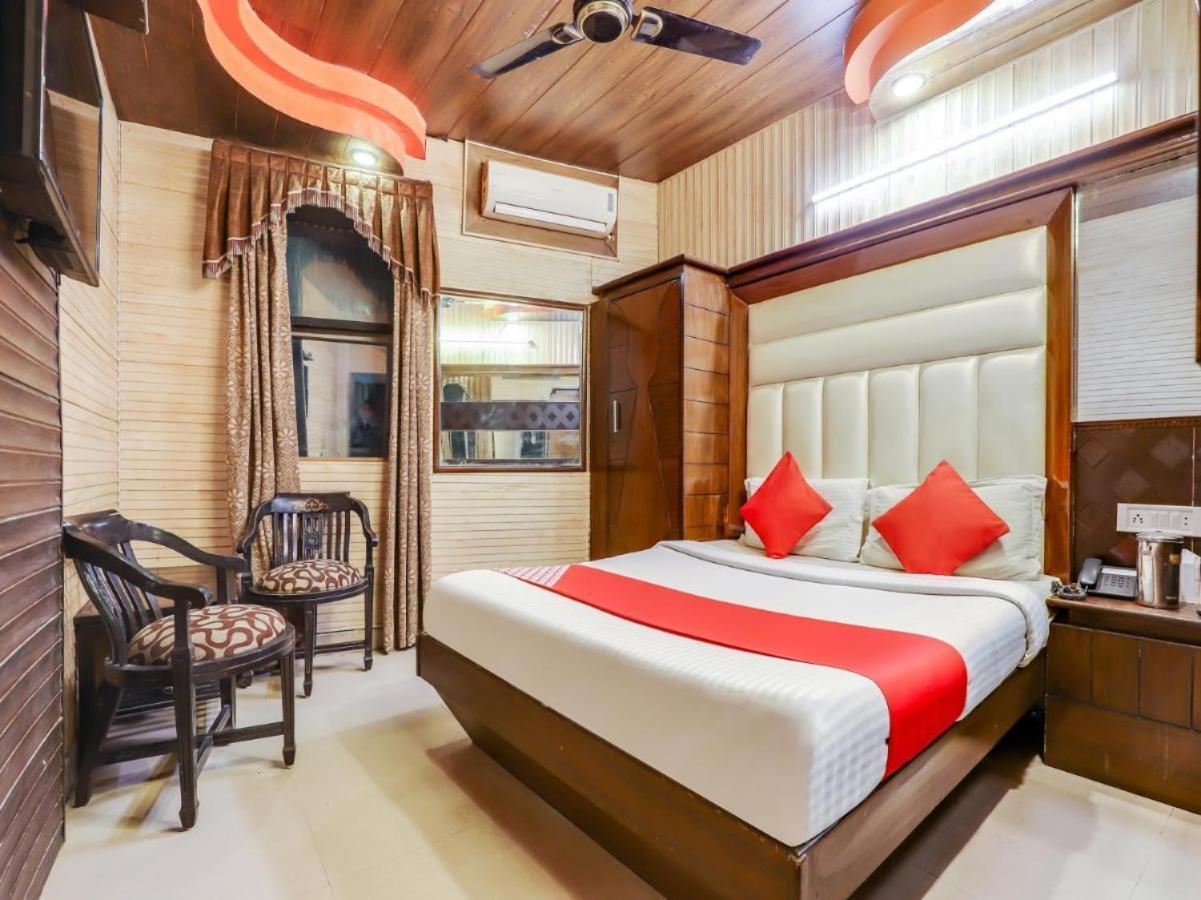 Hotel R Deluxe "Couple Friendly Vaccinated Staff" New Delhi Bagian luar foto