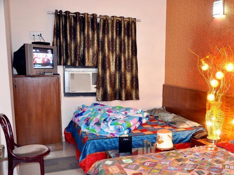 Hotel R Deluxe "Couple Friendly Vaccinated Staff" New Delhi Bagian luar foto