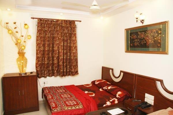 Hotel R Deluxe "Couple Friendly Vaccinated Staff" New Delhi Bagian luar foto