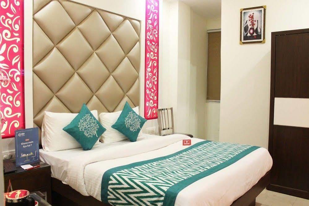 Hotel R Deluxe "Couple Friendly Vaccinated Staff" New Delhi Bagian luar foto