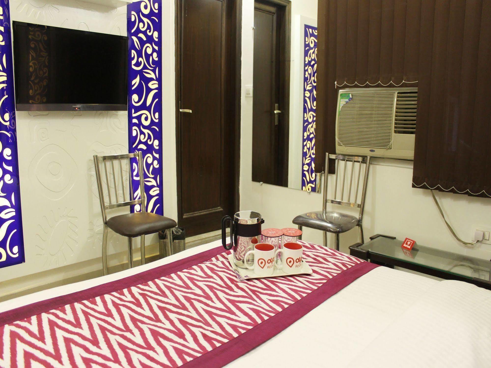 Hotel R Deluxe "Couple Friendly Vaccinated Staff" New Delhi Bagian luar foto