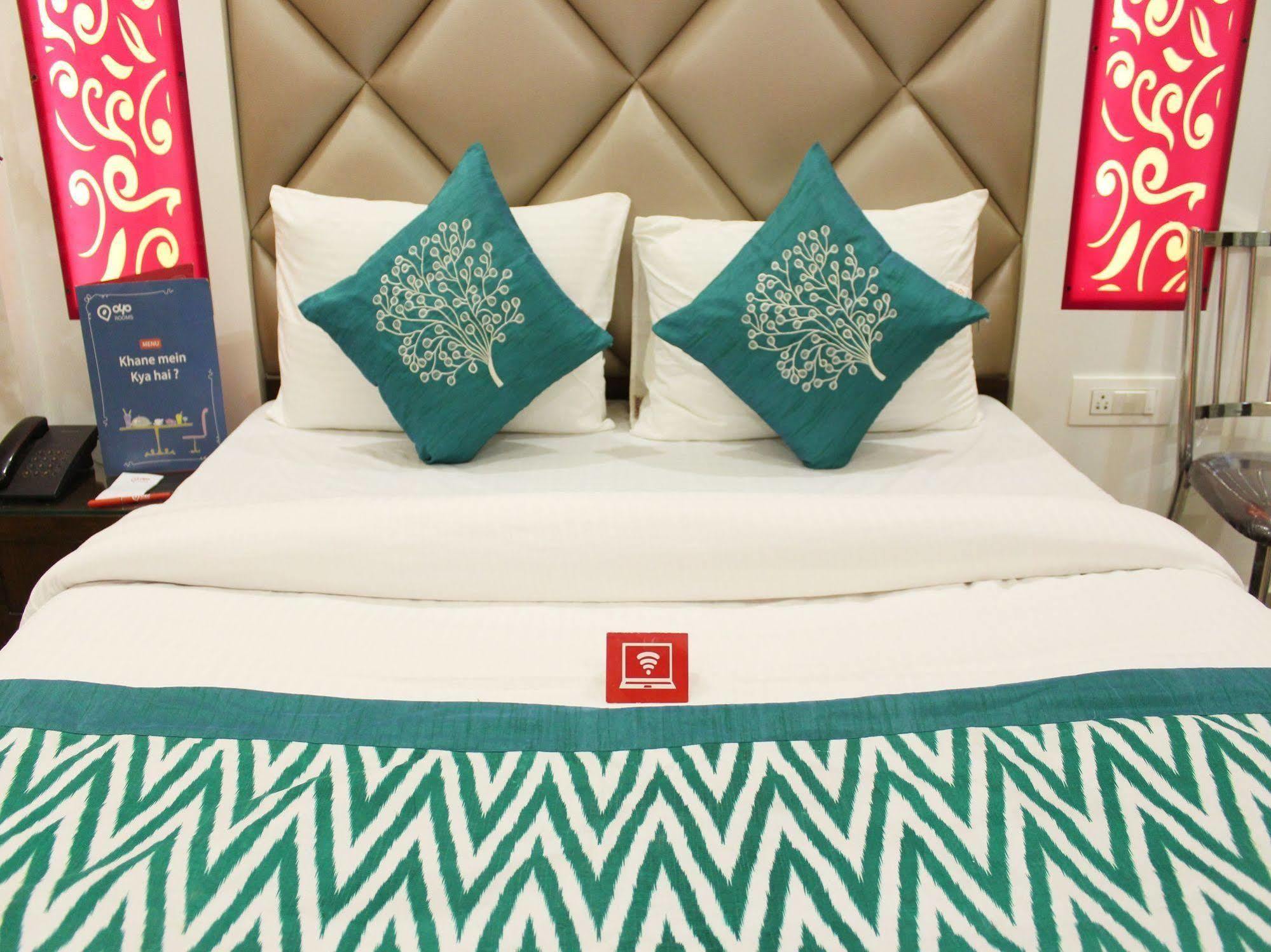 Hotel R Deluxe "Couple Friendly Vaccinated Staff" New Delhi Bagian luar foto