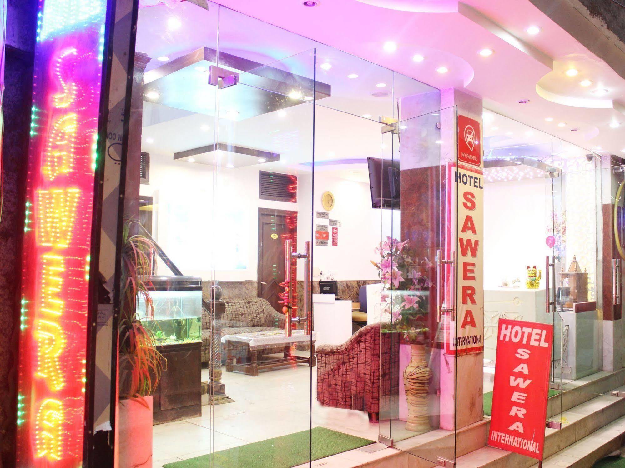 Hotel R Deluxe "Couple Friendly Vaccinated Staff" New Delhi Bagian luar foto