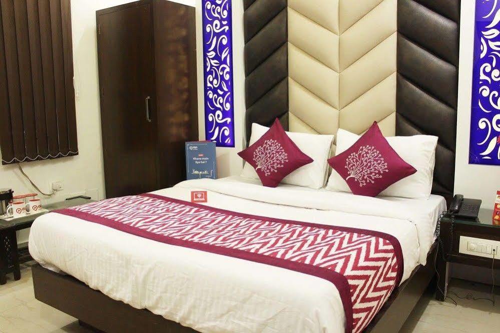 Hotel R Deluxe "Couple Friendly Vaccinated Staff" New Delhi Bagian luar foto