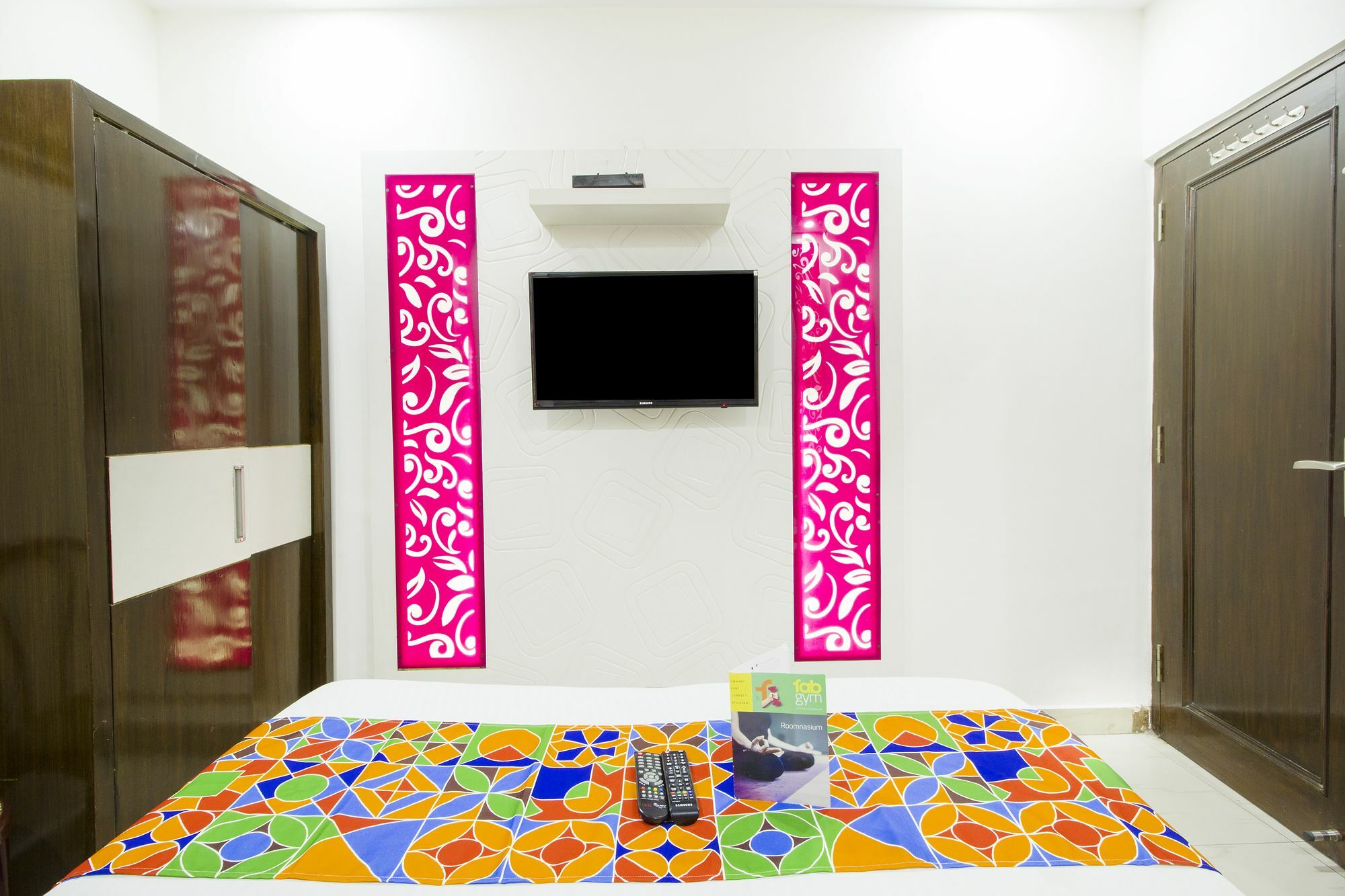 Hotel R Deluxe "Couple Friendly Vaccinated Staff" New Delhi Bagian luar foto