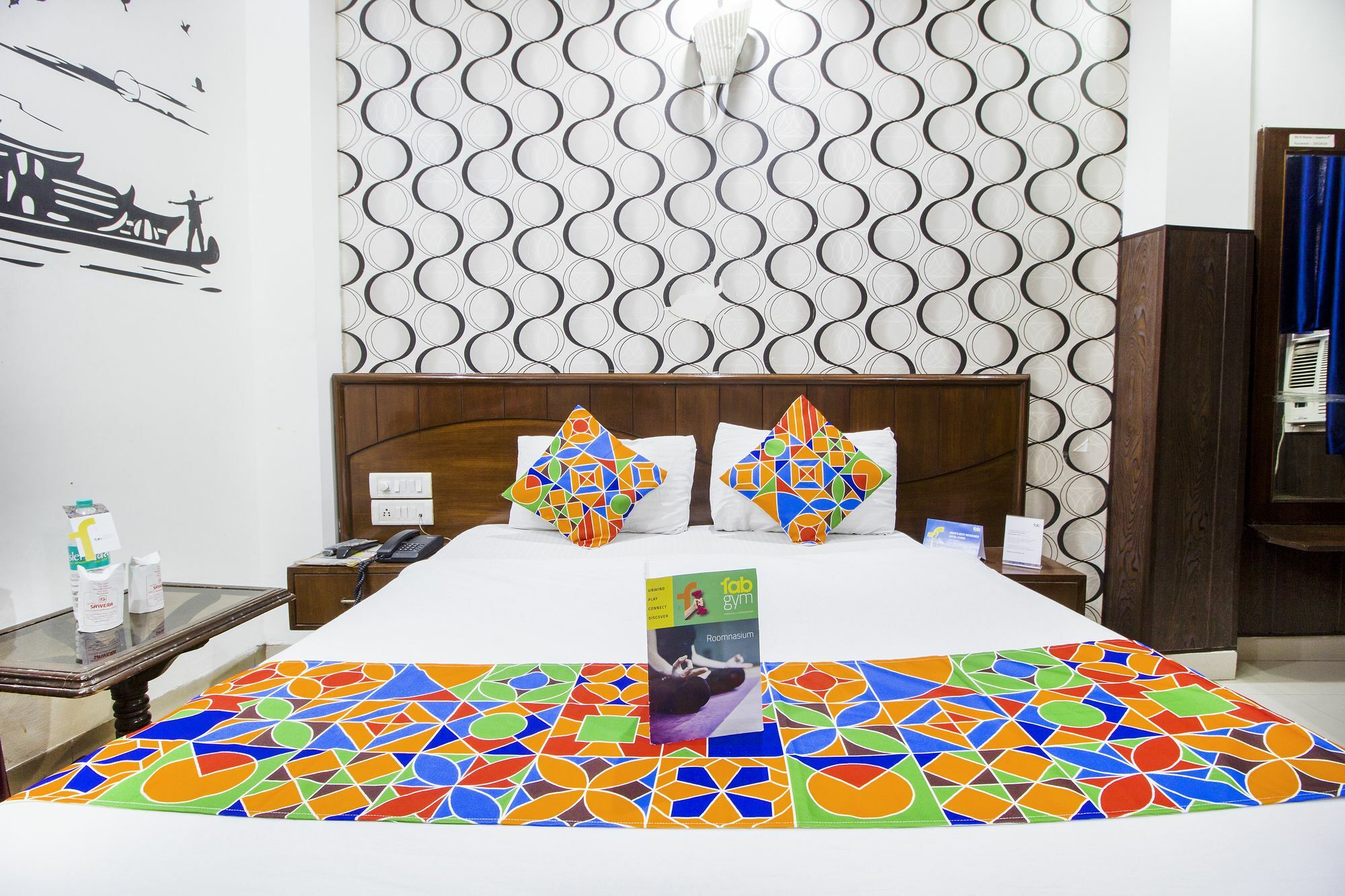 Hotel R Deluxe "Couple Friendly Vaccinated Staff" New Delhi Bagian luar foto